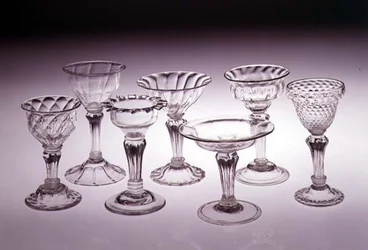 Collection de verres à dessert sur pied, de gauche à droite : bol ogival matelassé, 1740 ; bol ogival double, 1730 ; bol ogival double évasé avec tige silésienne, 1730 ; bol soucoupe avec tige silésienne, 1740 ; double